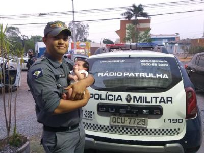 Policiais salvam beb de 10 dias engasgado