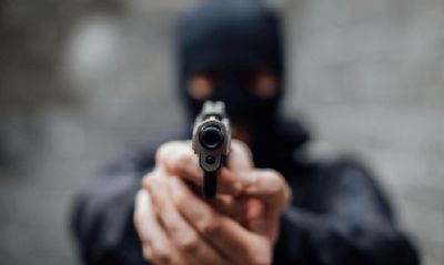 Assaltantes invadem residncia, fazem Pix de R$ 3 mil e atiram contra moradores
