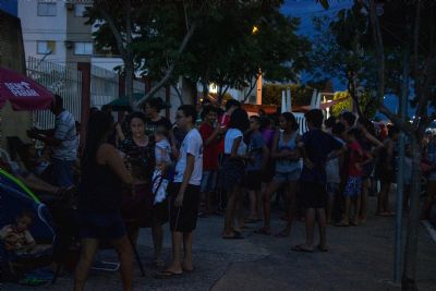 Para garantir vagas, pais e alunos acampam na calada de escola estadual em Cuiab