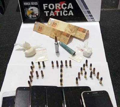 Aps denncia, munies e droga so encontradas com suspeitos