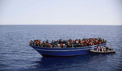 Quase 700 migrantes so resgatados na costa italiana; 5 so encontrados mortos