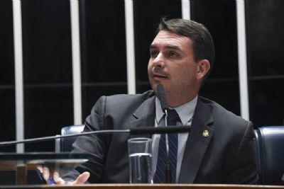 Flvio Bolsonaro entrega pedido de desfiliao do PSL