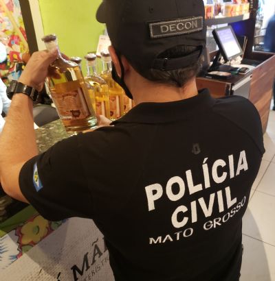 Polcia apreende 40 garrafas de cachaa falsificada vendida em restaurante