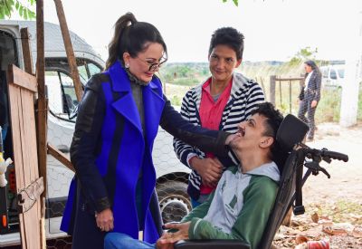 ​Primeira-dama de MT entrega cadeira de rodas projetada especialmente para jovem com paralisia cerebral