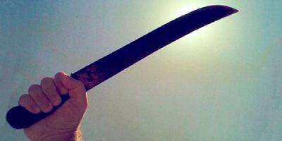 Homem tenta matar esposa com facão após ela recusar relação sexual