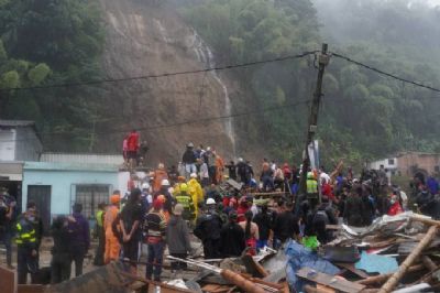 Deslizamento de terra deixa ao menos 14 mortos na Colmbia