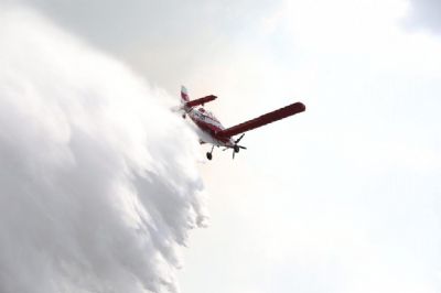 Aeronave e helicptero so usados para apagar incndio no Morro de Santo Antnio