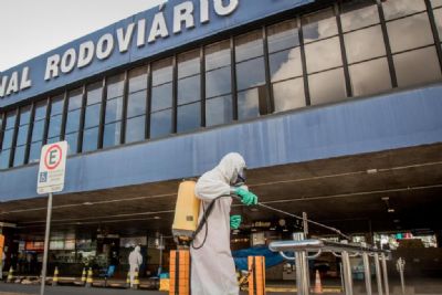 Bombeiros fazem a desinfeco na Rodoviria Central de Cuiab