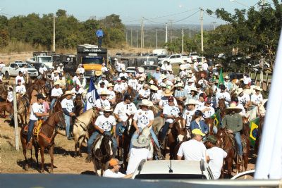 Cerca de mil pessoas manifestam a favor dos esportes equestres - Vdeo