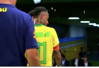 <Font color=Orange> Vdeos </font color> | Imagens de Neymar sendo atingido por saco de pipoca na Arena Pantanal repercutem internacionalmente