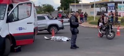 <Font color=Orange> Vdeo </font color> | Motociclista morre aps ter cabea esmagada por caminhonete em Cuiab