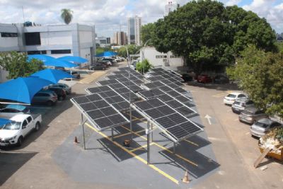 Usina solar no estacionamento da Seplag
