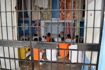 Sete presos so recapturados aps fugirem da cadeia por buraco na cela