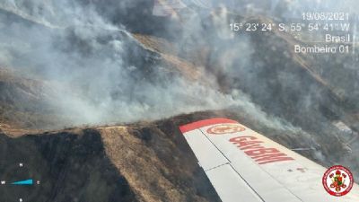 Vdeo | Bombeiros utilizam trs aeronaves para controlar incndio em Chapada dos Guimares