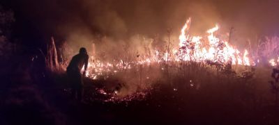 Incndio consome comunidade de So Jernimo h mais de 24 horas