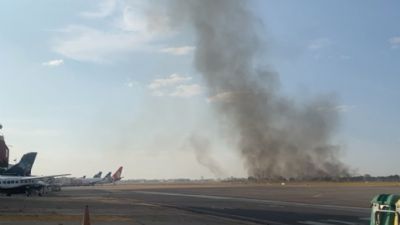 Incndio atinge rea de mata do aeroporto e trs equipes atuam no combate; vdeo