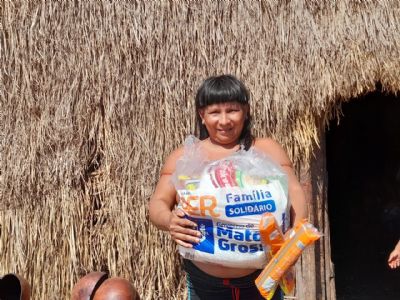 Indgenas da etnia Enawen-naw recebem alimentos e cobertores do programa SER Famlia Indgena