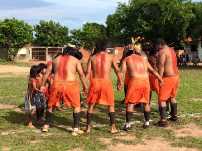 Indgenas xavantes participam de partida de futebol beneficente em Cuiab