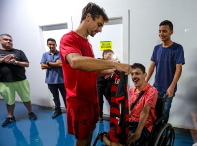 Primeira-dama de MT organiza encontro entre jovem com paralisia cerebral e jogadores do Flamengo