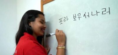 Menina escreve fora Bolsonaro em coreano durante matria da Globo e viraliza na Web