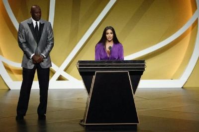 Kobe Bryant entra no Hall da Fama com discurso emocionante de Vanessa
