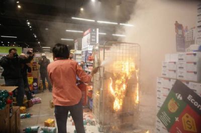 Protesto contra morte de Joo Alberto em SP tem princpio de incndio