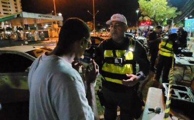 Seis motoristas so presos por embriaguez ao volante e 58 veculos removidos em Cuiab