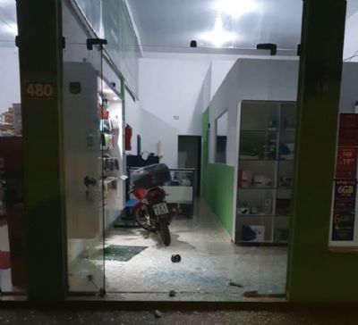 Vdeo | Trs homens invadem loja de celular, furtam aparelhos e so presos