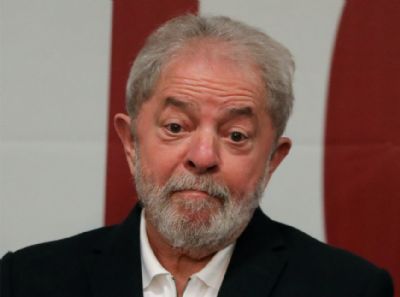 Presena de Lula na PF gera rodzio de agentes e 'planto de agrados'