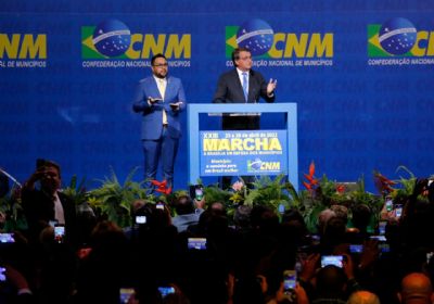 Bolsonaro quer rever lei de improbidade administrativa para atender prefeitos