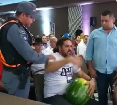 Homem com melancia invade palco durante filiao do PSL em Cuiab - vdeo