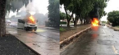 ​<Font color=Orange> Vdeo </font color> | Carro fica destrudo aps pegar fogo em rua de Cuiab