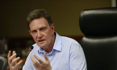 Crivella filia Bolsonaros e negocia acordo para eleies