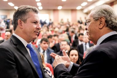 Governador minimiza bronca de Jayme Campos com secretrios