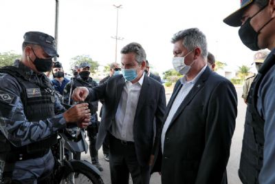 Governador inicia entrega de 103 motocicletas para reforar atuao ostensiva da Polcia Militar