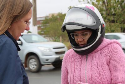 Motociclistas recebem orientaes sobre segurana na Semana Nacional do Trnsito