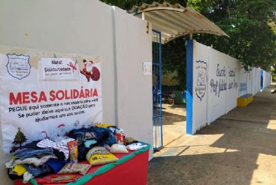 Escola cria mesa solidria com doaes s pessoas que passavam pela rua