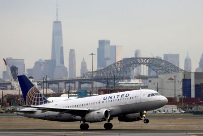 United Airlines alerta para risco de corte de 16 mil empregos caso no tenha ajuda