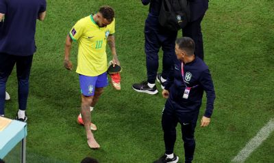 Mdico da seleo diz que Neymar sofreu entorse no tornozelo direito