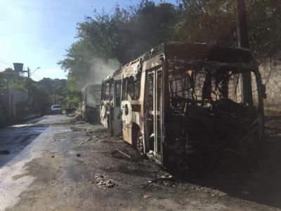 Ambulncia e diversos nibus so incendiados na madrugada durante atentados em Manaus