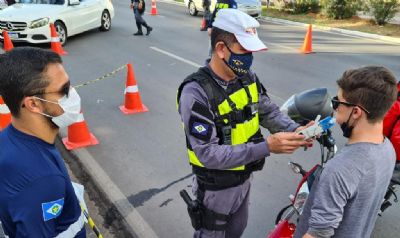 Operao Lei Seca flagra leva 20 motoristas dirigindo bbados na Avenida Beira Rio