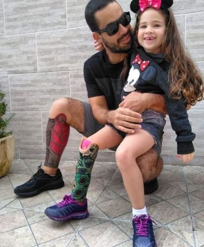 Pai tatua prtese na perna para ficar igual  filha
