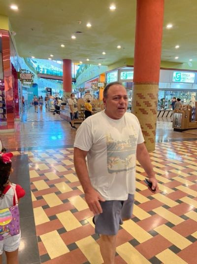 Ex-ministro da Sade Eduardo Pazuello  visto sem mscara em shopping de Manaus