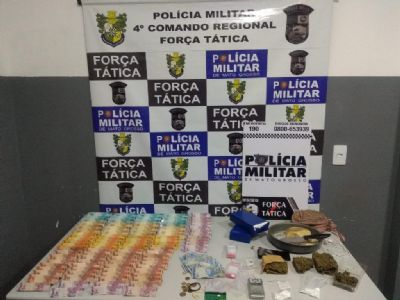 PM prende casal em flagrante por trfico de drogas e apreende R$ 2,8 mil