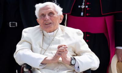 Ex-papa Bento XVI est gravemente doente, diz jornal