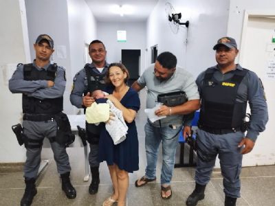 Beb recm-nascido engasga com leite da me e  salvo por policiais