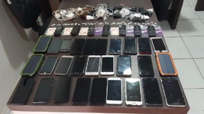 Policiais apreendem 32 celulares arremessados para dentro de presdio