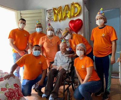 Programa 'Melhor em Casa' promove aniversrio de paciente de 102 anos