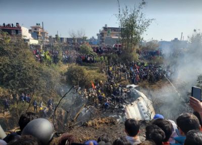 Queda de avio deixa ao menos 68 mortos no Nepal