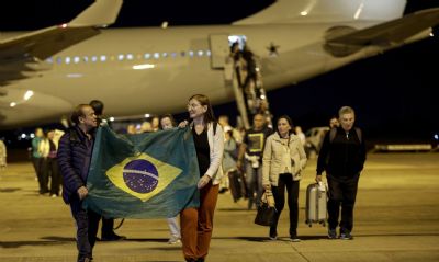 Repatriados manifestam alvio ao pisar em solo brasileiro